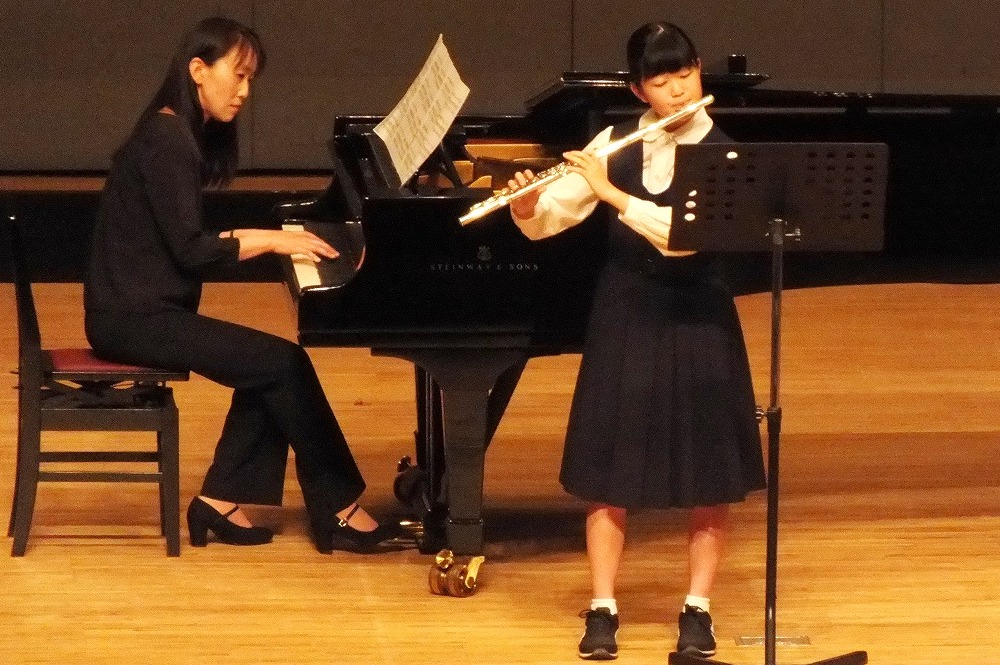 中学生の生徒さんがフルートを演奏する写真