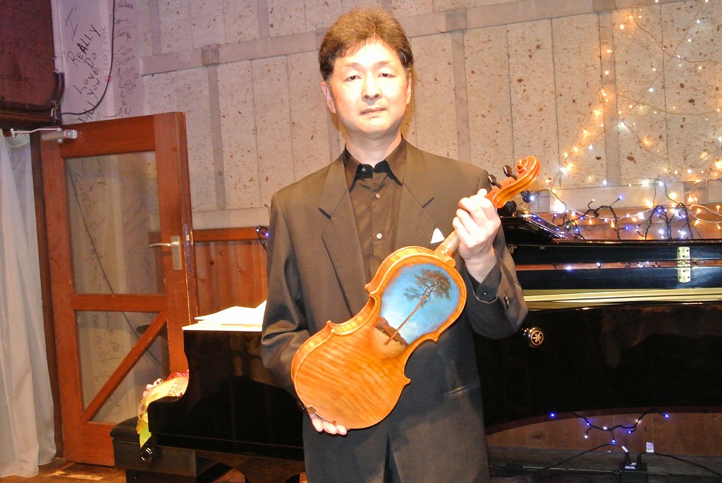 東日本大震災による流木で作られた奇跡のヴァイオリンを持つ細川直之の写真