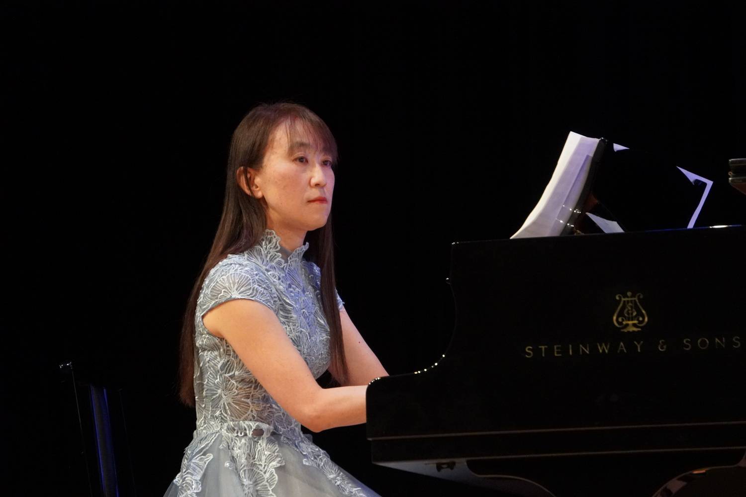 ピアノを弾く愉美先生の写真